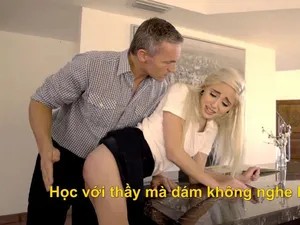 Hình phạt cho cô học trò thích bấm điện thoại